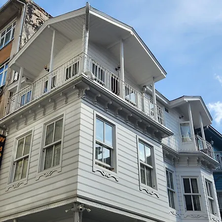 Отель Kadikoey White House 3*